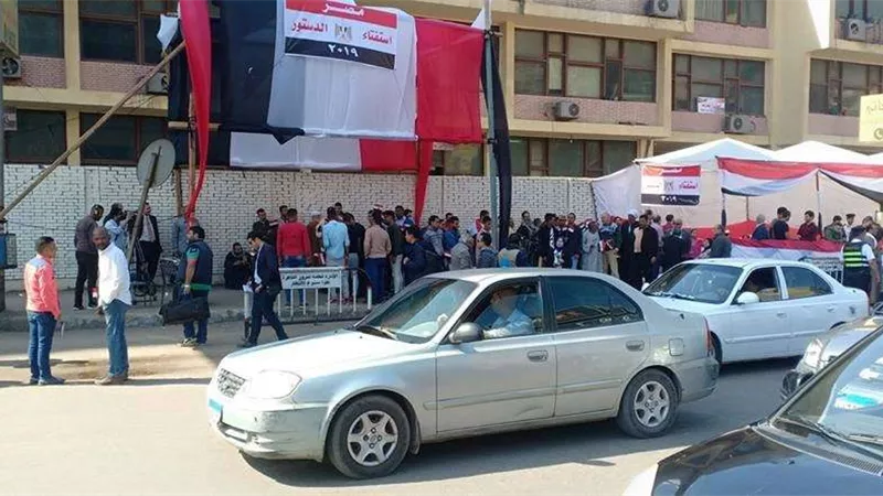 توافد الناخبيين للإدلاء بأصواتهم في الاستفتاء بالجامعة العمالية