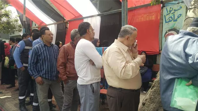 طوابير أمام لجان المبتديان بالسيدة زينب في ثاني أيام الاستفتاء على الدستور