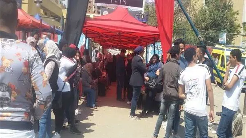 بالصور.. إقبال كثيف من المواطنين على لجان الاقتراع بمدرسة التوفيقية بشبرا