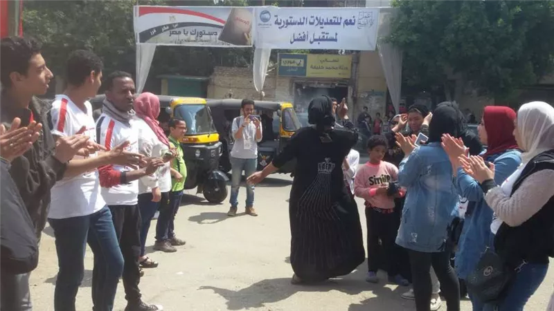 بالصور.. احتفال المواطنين بشبرا بالمشاركة في الاستفتاء على تعديل الدستور