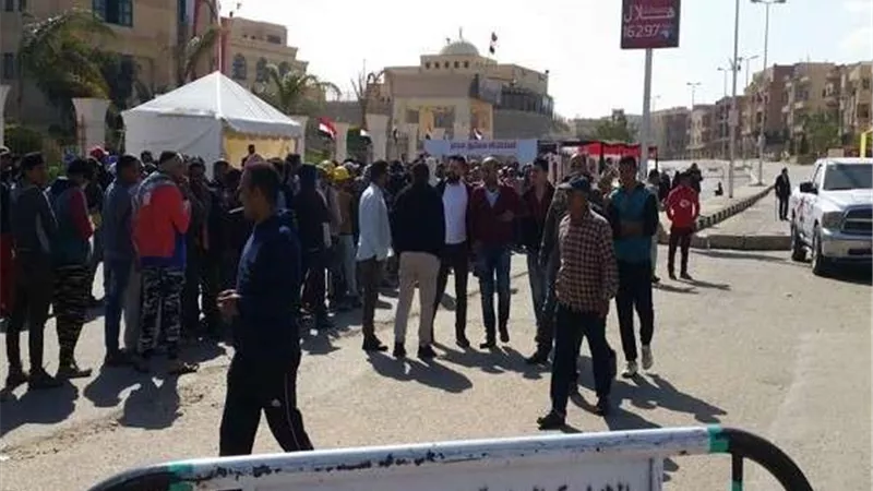 بالصور.. طوابير الشباب تتصدر مشهد الاستفتاء الدستوري بالقاهرة الجديدة