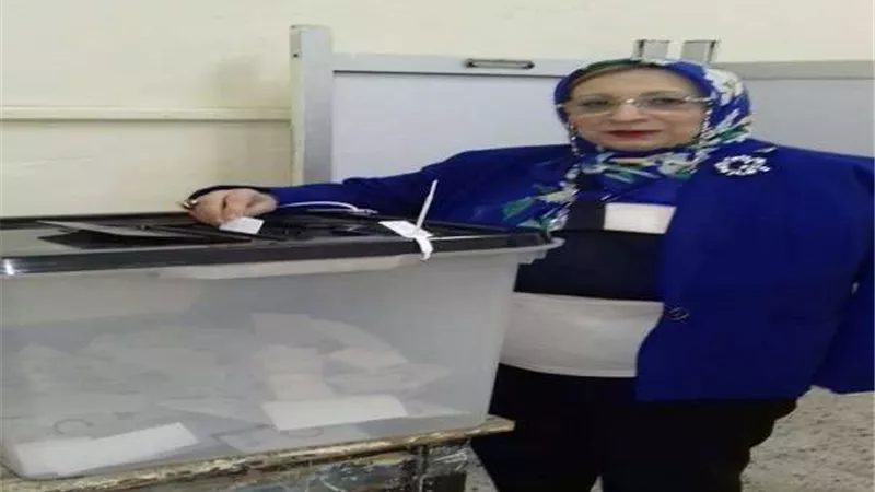 وكيل صحة البرلمان تدلي بصوتها في الاستفتاء على تعديل الدستور بالمنصورة