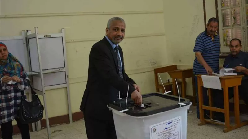نائب رئيس جامعة الأزهر يدلي بصوته في الاستفتاء على الدستور بأسيوط