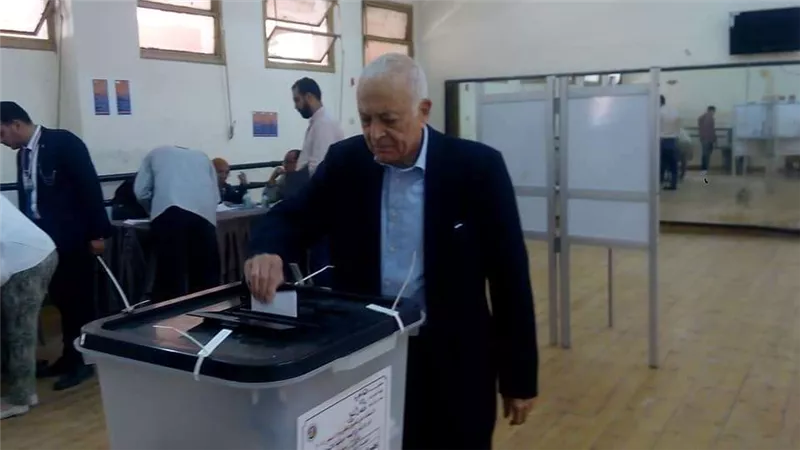 بالصور.. السفير نبيل العربي يدلي بصوته في استفتاء الدستور