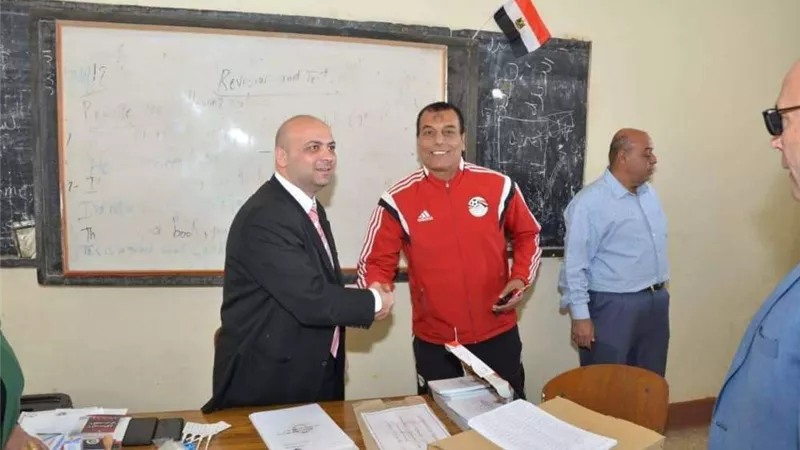 الحكم الدولي ناصر عباس يدلي بصوته في الاستفتاء على تعديل الدستور بحلوان