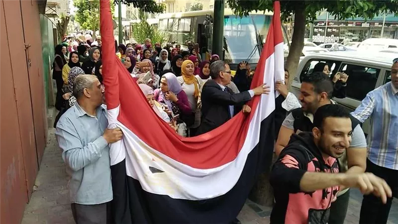 بالصور.. مسيرة لشباب الجامعات أمام جامعة القاهرة لدعم تأييد الدستور