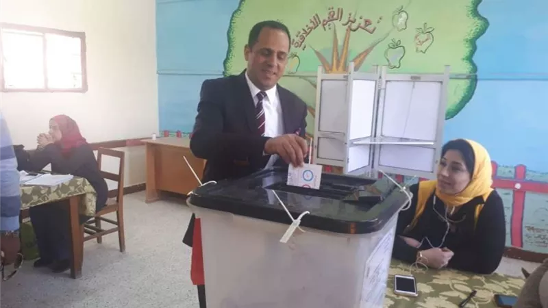 رئيس جامعة دمنهور يدلي بصوته في الاستفتاء على التعديلات الدستورية