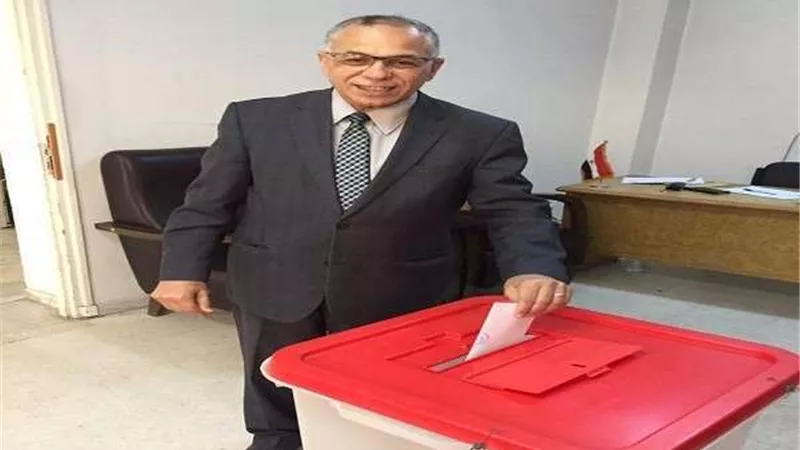 نائب رئيس جامعة الأزهر يدلي بصوته في السفارة المصرية بتونس