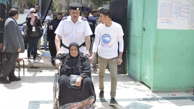 لليوم الثاني.. كبار السن على 
