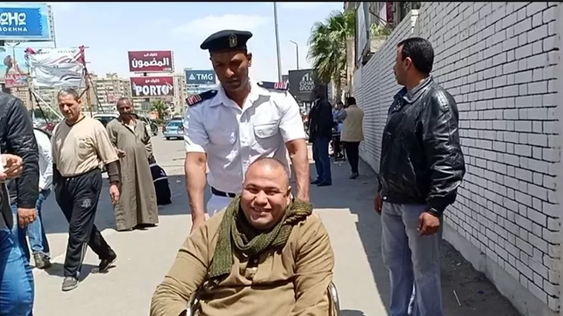بالصور.. رجال الأمن يساعدوا الناخبين بالجامعة العمالية للإدلاء بأصواتهم