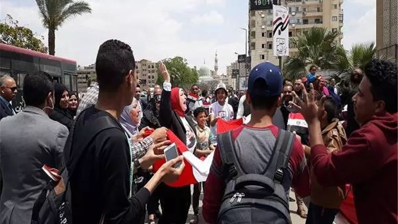 بالصور.. احتفالات الناخبين أمام مجمع الملك فهد بمدينة نصر