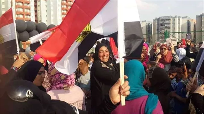 نساء حي الأسمرات يحتشدن لحث المواطنين على المشاركة في الاستفتاء