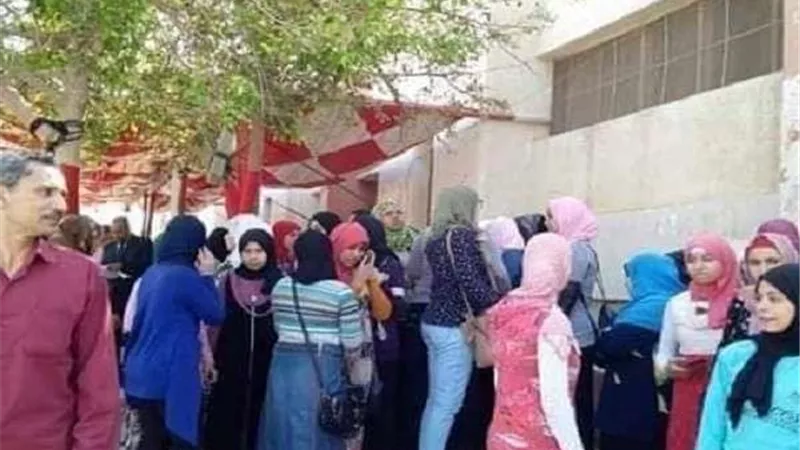 احتشاد المواطنين أمام لجان 15 مايو للاستفتاء على التعديلات الدستورية