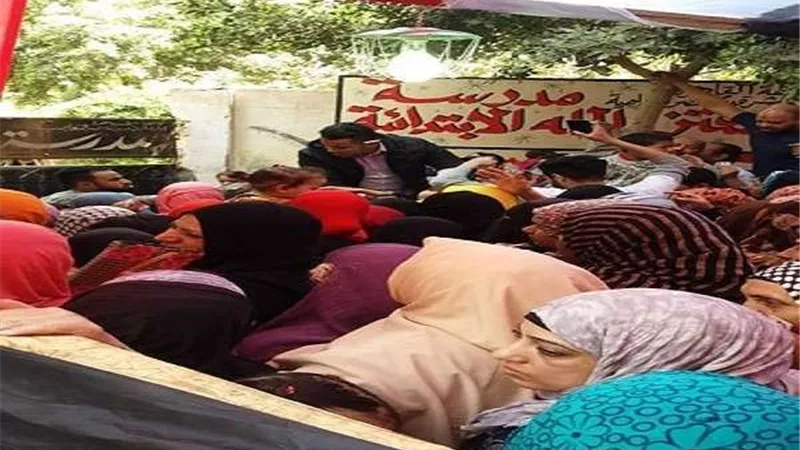 بالصور.. إقبال المواطنين على لجنة عزبة الهجان للمشاركة في استفتاء الدستور