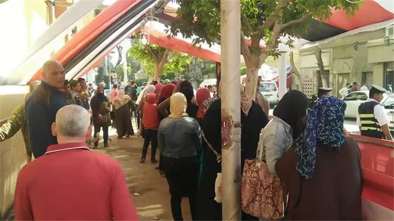 بالصور.. زحام وإقبال كثيف للناخبين بلجنة الثانوية بنات في عابدين
