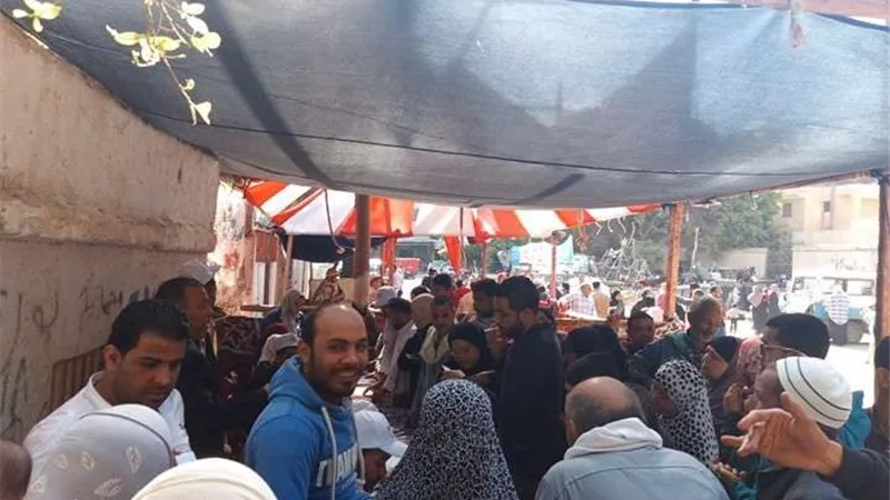بعد إلغاء ساعة الراحة.. تكدسات أمام لجان المعصرة للمشاركة في الاستفتاء