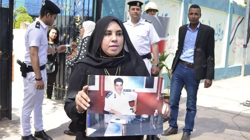 زوجة الشهيد عامر عبد المقصود تشارك في استفتاء الدستور بالدقي