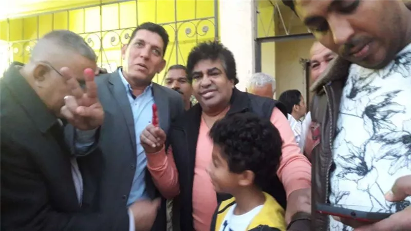 بالصور.. أحمد عدوية يشارك في الاستفتاء على التعديلات الدستورية بصحبة حفيده