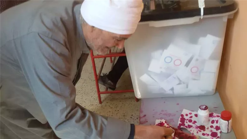 كبار السن يتصدرون مشهد الاستفتاء بالزهراء.. ومواطن: 
