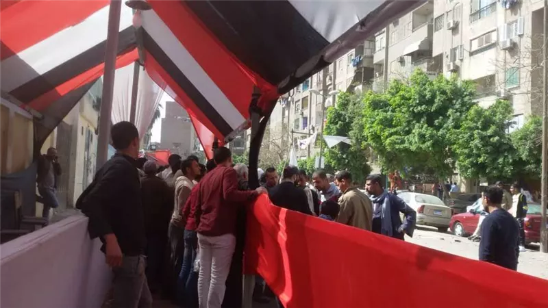 بدء توافد الناخبين للإدلاء بأصواتهم في الاستفتاء بالزهراء