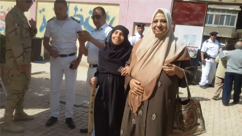 في الساعات الأولى.. كبار السن أبطال مشهد ثالث أيام الاستفتاء بالزهراء
