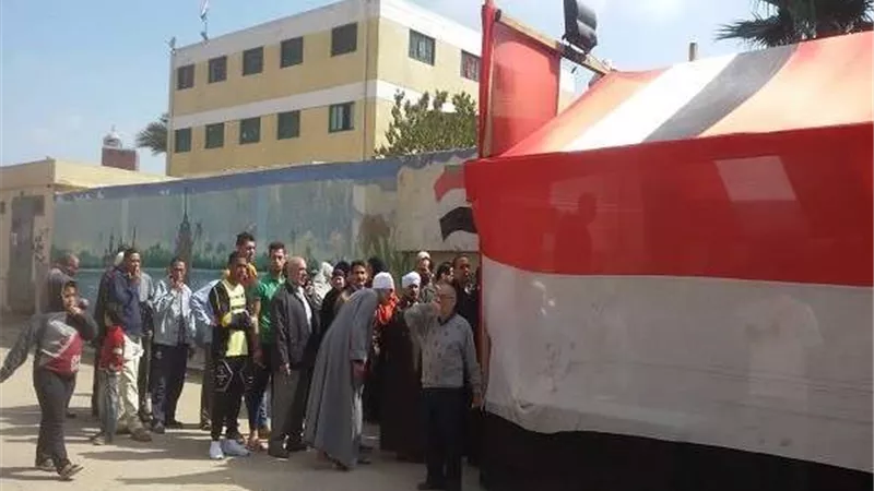لليوم الثالث.. احتشاد المواطنين على لجان الاستفتاء بالزهراء بمصر القديمة