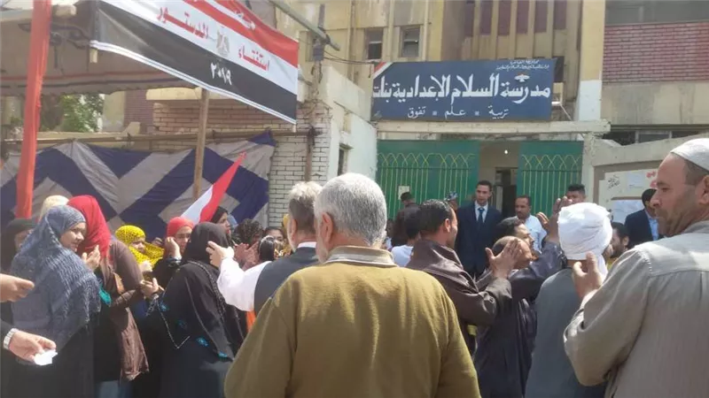 توافد الناخبين أمام لجان دار السلام للاستفتاء على التعديلات الدستورية
