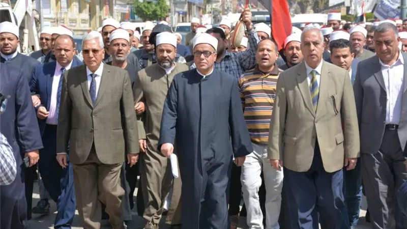 محافظ الدقهلية يقود مسيرة لعلماء الدين في ثالث أيام الاستفتاء