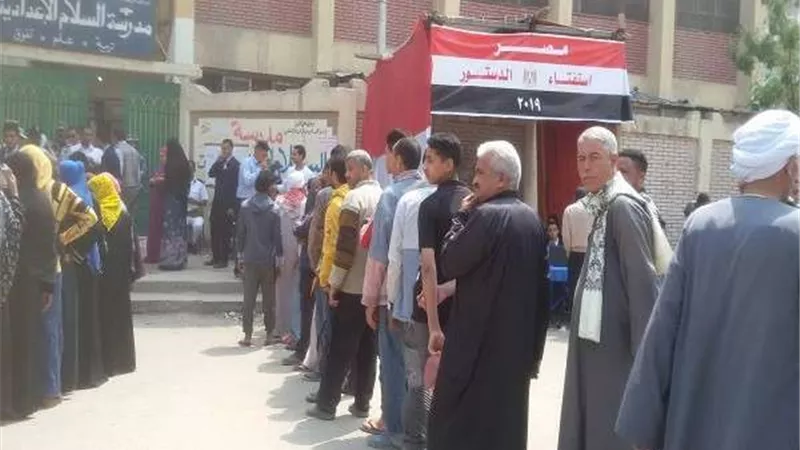 منعًا للتحرش.. طوابير للسيدات والرجال أمام لجان دار السلام للاستفتاء