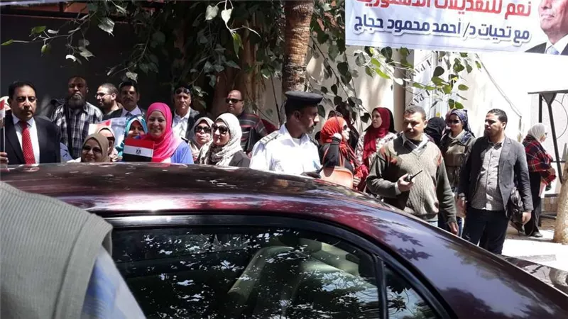 حشود أمام مدرسة كلية التربية الرياضية بالزمالك