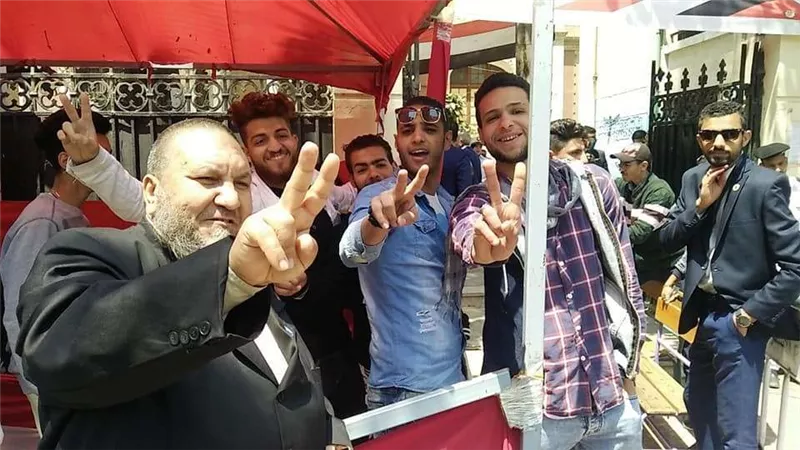 بعد ساعتين.. طوابير الشباب تتصدر لجان قصر الدوبار للإدلاء بأصواتهم