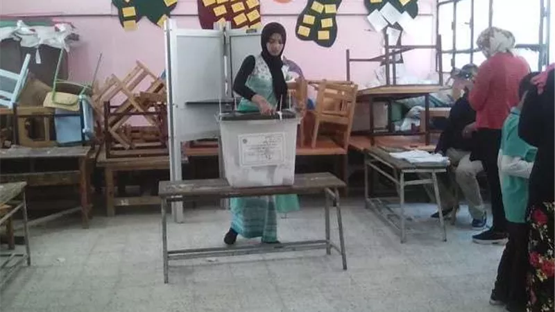 إقبال كثيف من الناخبين بمدرسة كوبري القبة للمشاركة في الاستفتاء