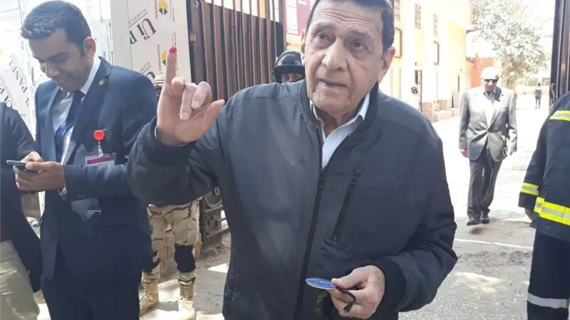 محافظ المنيا السابق يدلي بصوته في الاستفتاء على تعديل الدستور بالزمالك