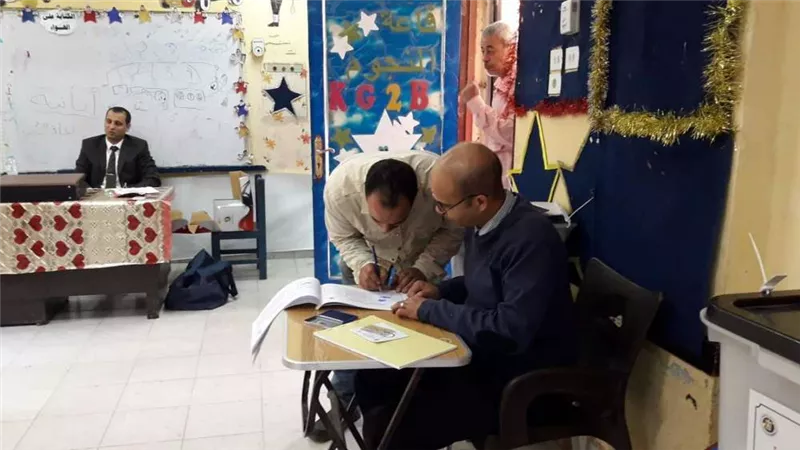 بالصور.. إقبال المواطنين بمدرسة محمد فريد بالمعادي للتصويت في الاستفتاء