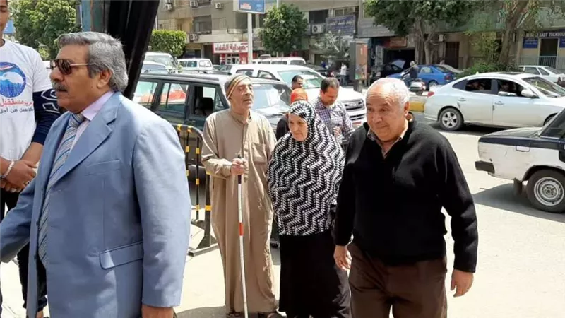كبار السن يتوافدون على لجان الدقي للمشاركة في الاستحقاق الدستوري