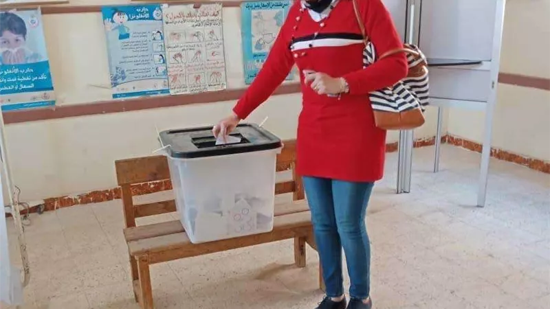 دينا الرفاعي تدلي بصوتها في التعديلات الدستورية