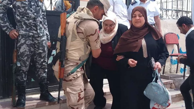 ضابط جيش يساعد مواطنة من ذوي الاحتياجات الخاصة للإدلاء بصوتها بحلوان