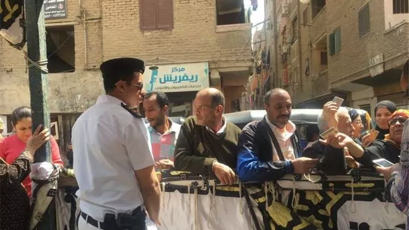 توافد كبار السن والنساء على مدرسة عمرو بن العاص بشبرا للمشاركة في الاستفتاء