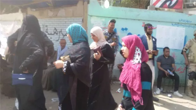 توافد الناخبين للإدلاء بأصواتهم بدار السلام في الاستفتاء على الدستور