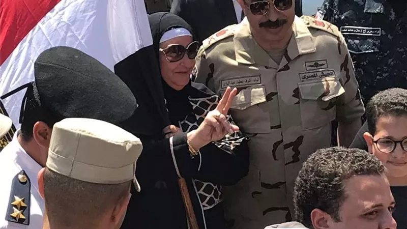 بالصور.. نائب وزير الدفاع ببورسعيد يتفقد سير العملية الإستفتائية