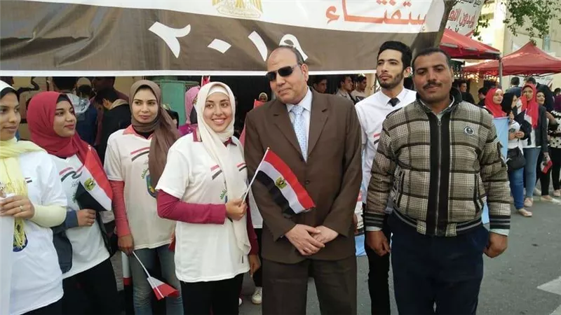 طلاب جامعة دمنهور يدلوا بأصواتهم بمدرسة قصر الدوبارة بجاردن سيتي