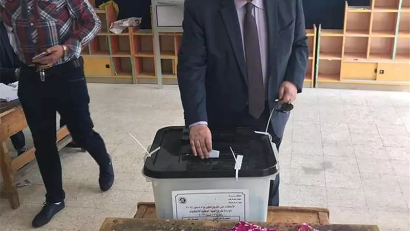 رئيس حزب المؤتمر يدلي بصوته في الاستفتاء على التعديلات الدستورية