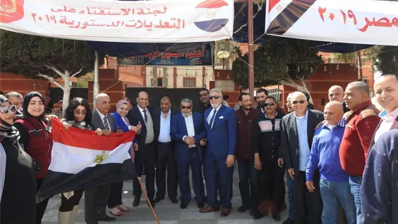 حشد كبير لتجار بورسعيد يجوب كل الأحياء لحث المواطنين على الإستفتاء