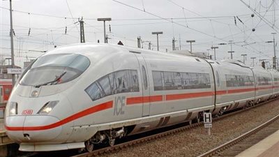 بالصور.. بسبب سائق متهور إعلان الطوارئ في سكك حديد بريطانيا