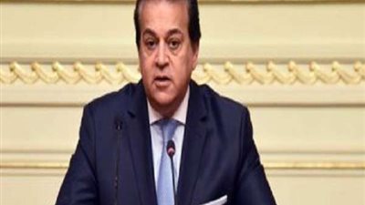 وزير التعليم العالي يستعرض تقريرا حول التعاون العلمي بين مصر والصين