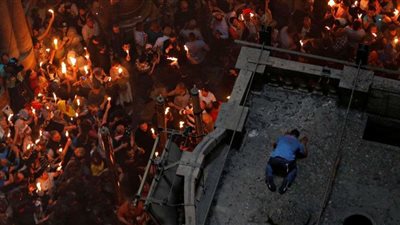 المصلون يتوافدون على كنيسة القيامة في القدس للاحتفال بسبت النور