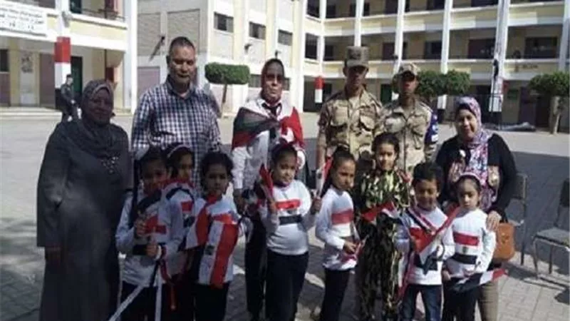 لجان مدرسة صفية زغلول تتزين بمشاركة الأطفال أثناء الاستفتاء