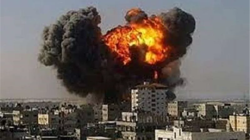 إصابة 4 أشخاص بينهم طفل جراء سقوط صاروخ باللاذقية