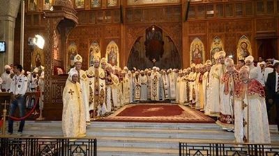البابا تواضروس يدخل كاتدرائية العباسية على دقات أجراس الكنيسة