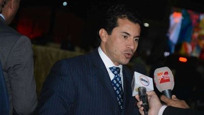 أشرف صبحى ووزيرة الصحة يصلون كاتدرائية العباسية لتقدم التهنئة الأقباط